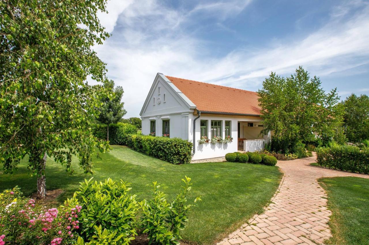 Paskom Cottage Lajoskomarom Exterior photo